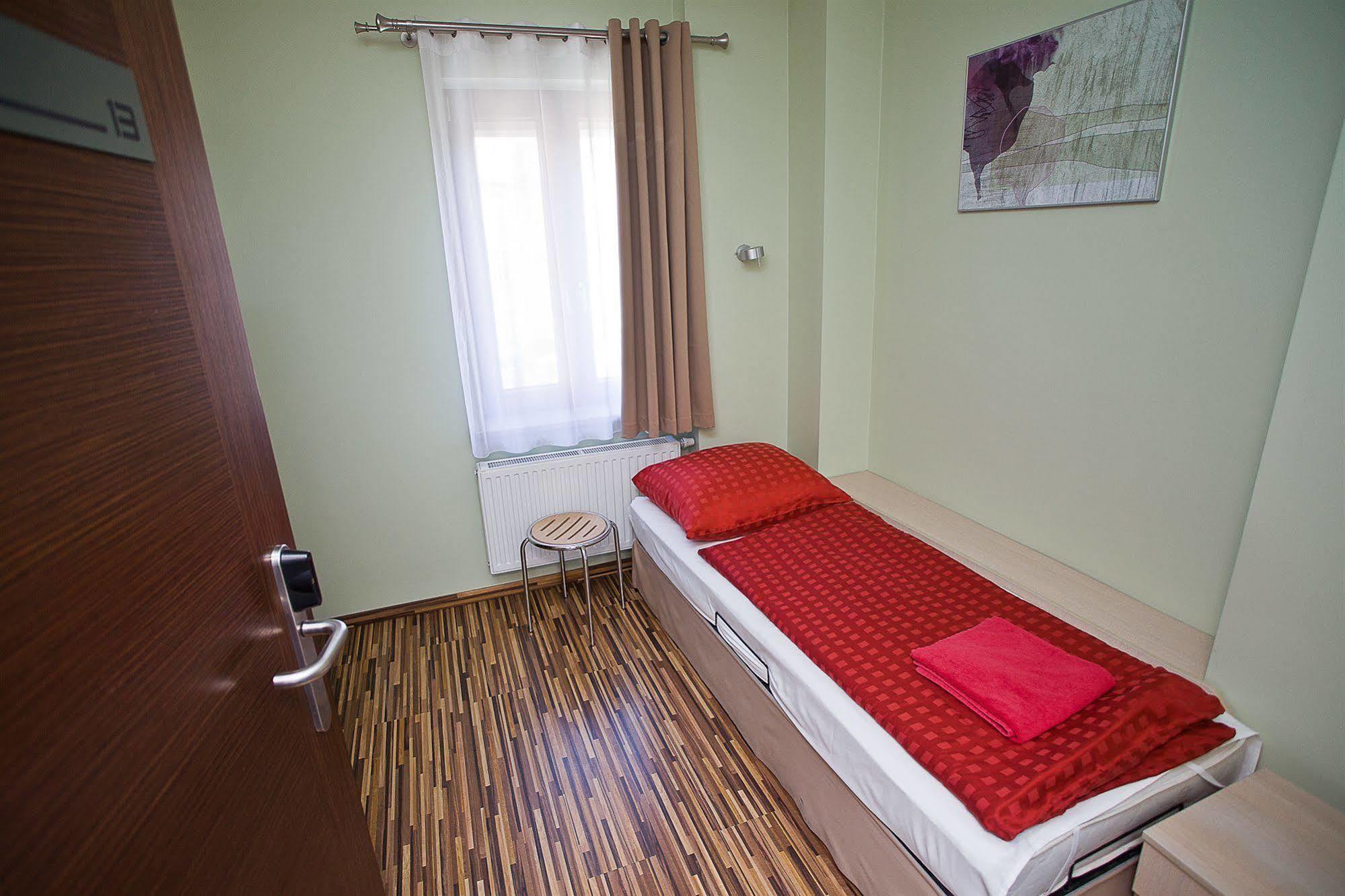 Bed and Breakfast Great Polonia Dwarf Вроцлав Экстерьер фото